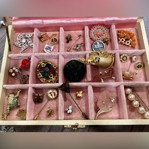 Lot of vintage pins and brooches